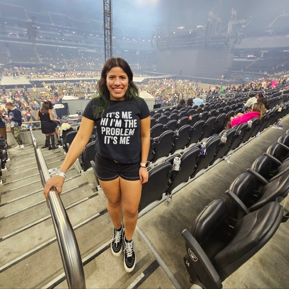 Meet your Posher, Adriana - Picture 1 of 1